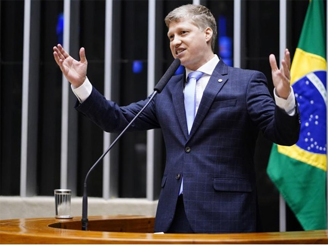 Van Hattem reage a Gilmar e promete pedir impeachment de ministro no Senado
