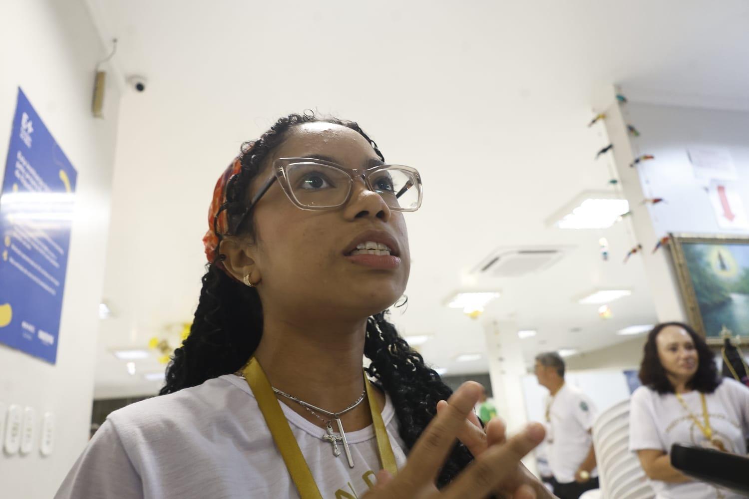 Maria Eduarda Costa Baia, 19 anos, estudante e voluntária da Pastoral da Acolhida.