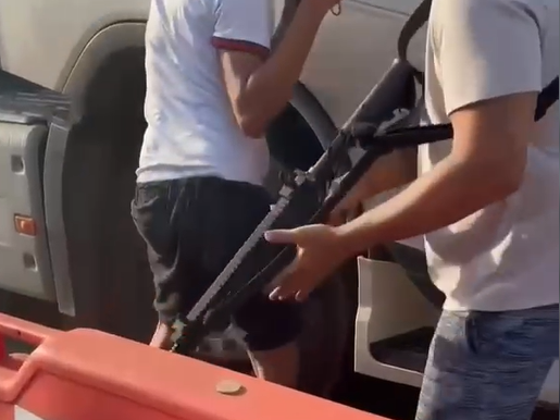 Homem portando fuzil agride pessoas em pedágio na Alça Viária.