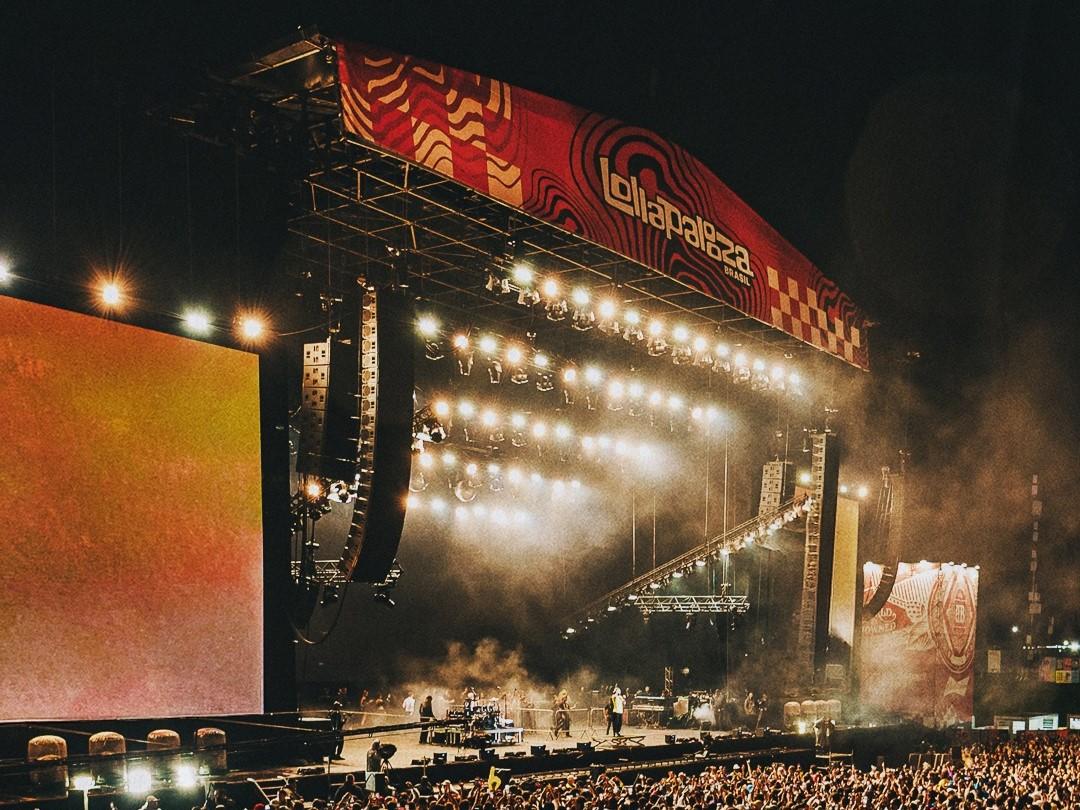 Lollapalooza 2027: line-up tem Travis Scott, Charli XCX, Fountains DC e mais