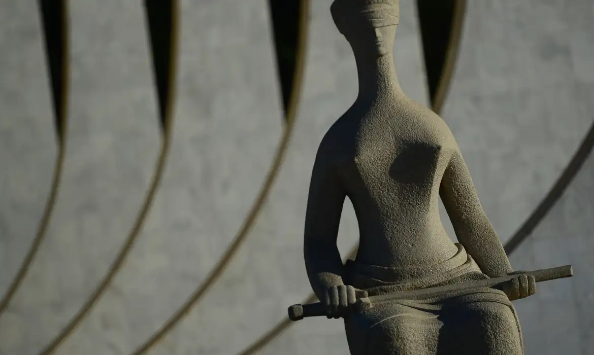 O episódio ocorreu após ele se aproximar da marquise do prédio e começar a proferir frases desconexas