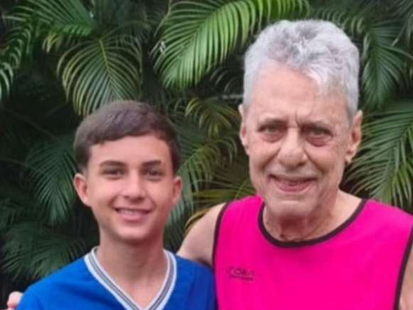 Mãe descobre que colega de futebol do filho é Chico Buarque