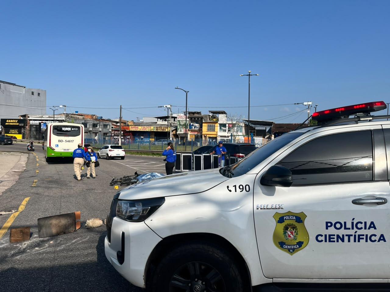 O ciclista identificado como Dheyson ringor de Lima Ferreira, de 50 anos, morreu ao ser atingido por um ônibus na manhã desta sexta-feira (9), na avenida Pedro Álvares Cabral, bairro da Sacramenta, em Belém