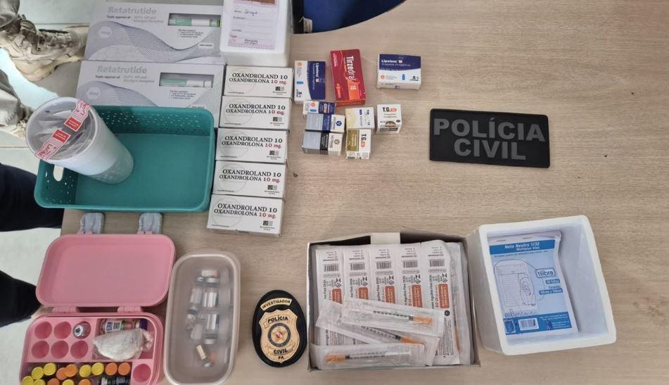 A imagem em destaque mostra os medicamentos que foram encontrados pela polícia com a suspeita.