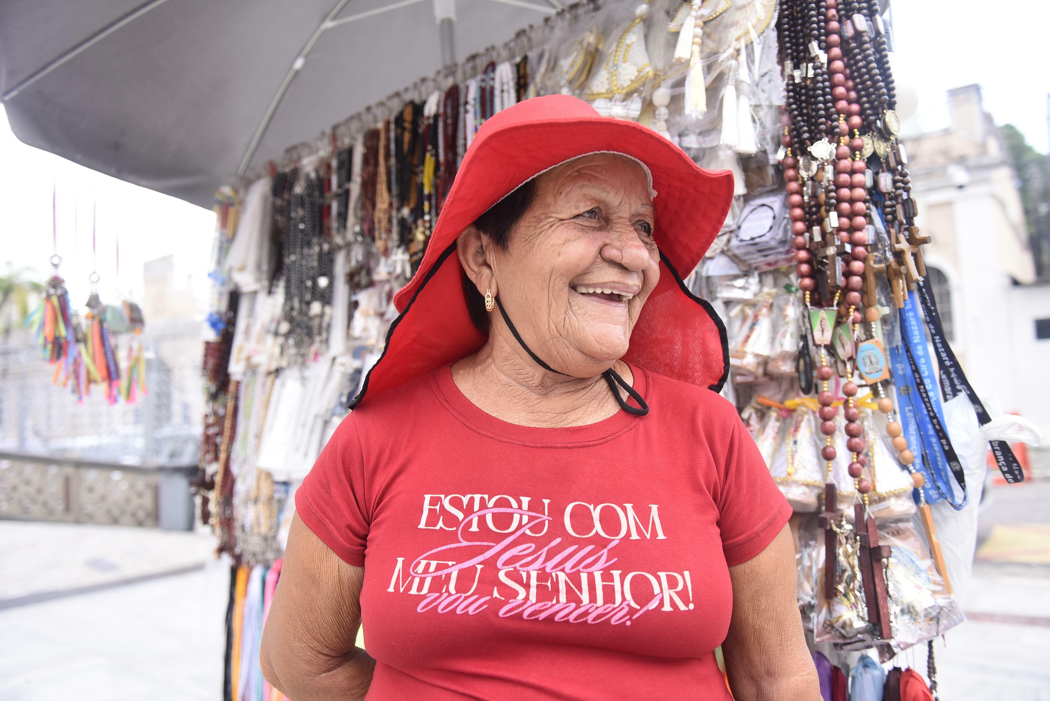 Maria de Lourdes Ferreira, vendedora de objetos religiosos na praça do Santuário de Nazaré.