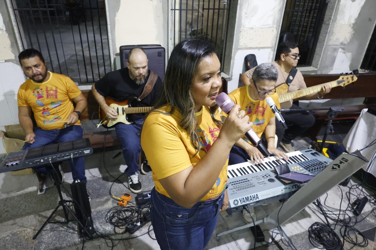Ana Rosa Moraes com a banda cantando músicas do Círio.