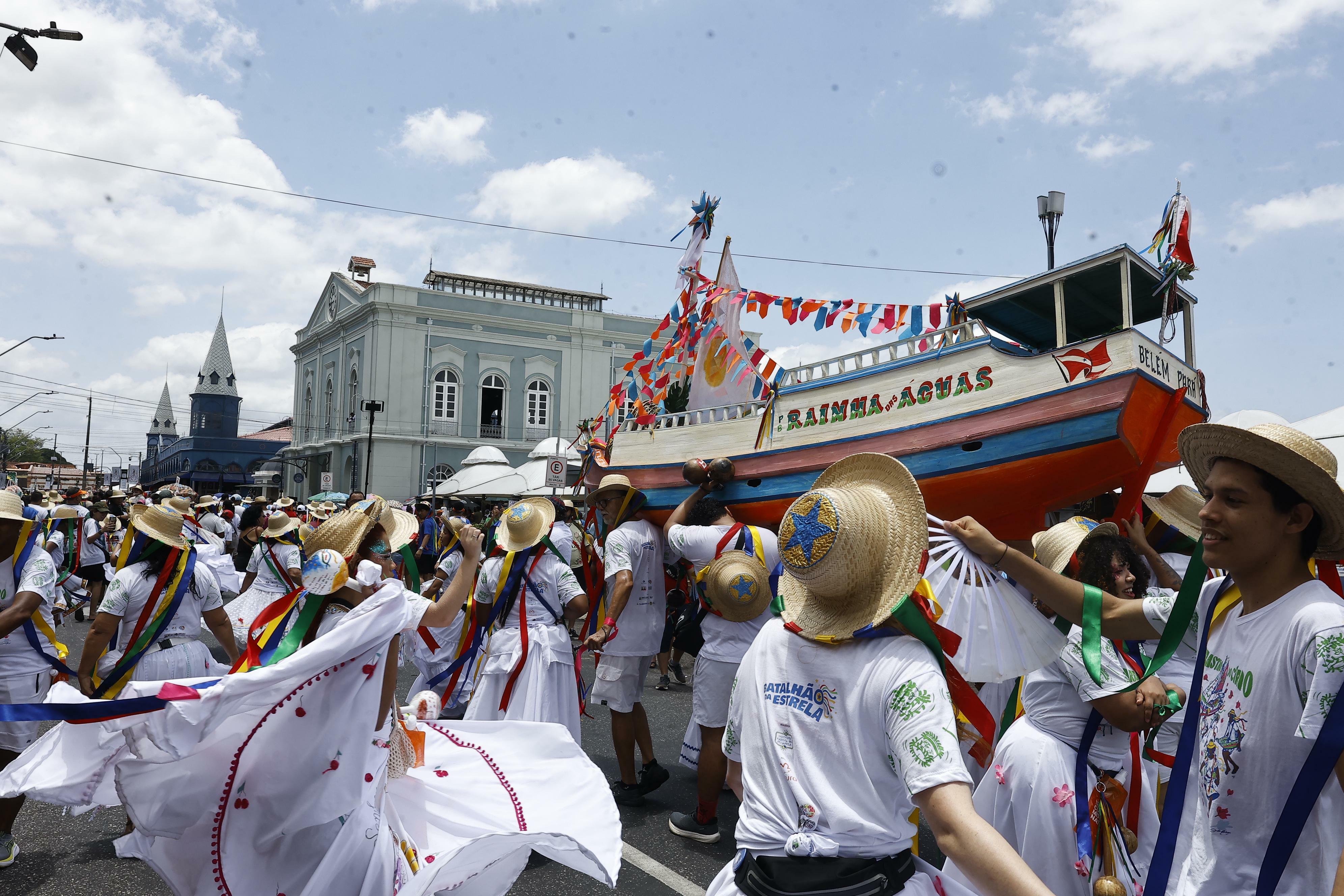 O cortejo sai logo após a chegada da Romaria Fluvial
