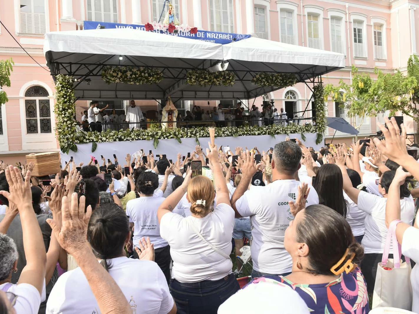 Devotos participam da celebração da Missa da Trasladação no centro de Belém