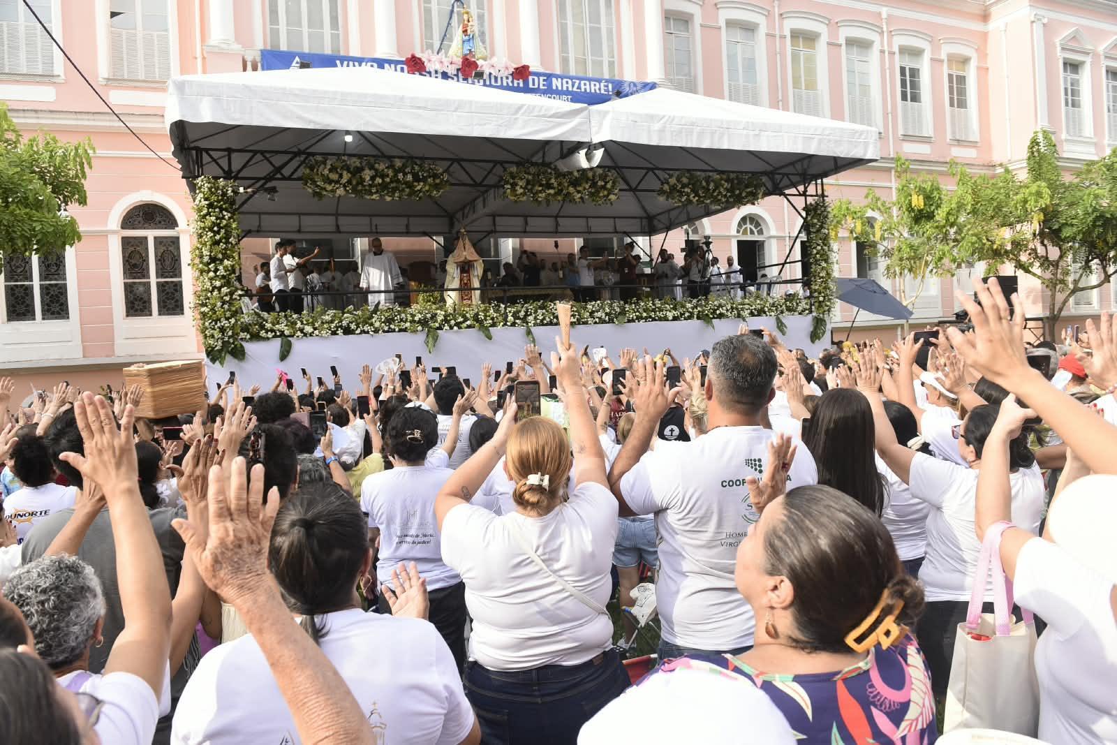 Devotos participam da celebração da Missa da Trasladação no centro de Belém