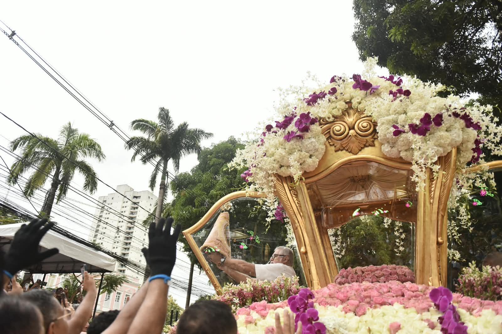 Imagem da padroeira foi ovacionada pelos devotos