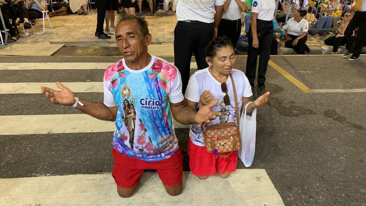 O casal caminha de Benevides a Belém para agradecer.
