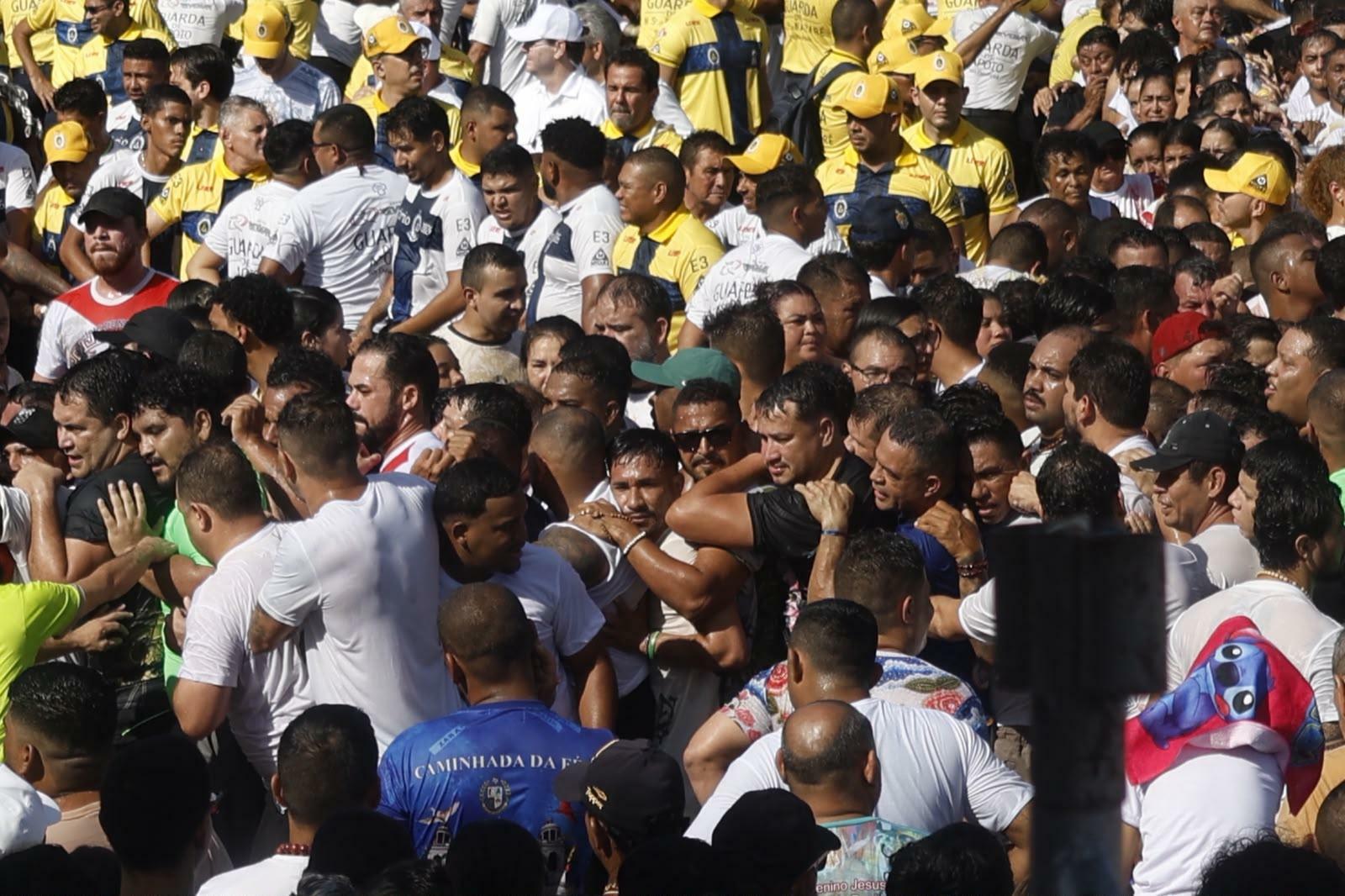 Devotos acompanham a Imagem Peregrina