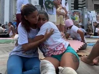 Mãe percorre trajeto do Círio de joelhos para agradecer a cura da filha com bactéria no coração