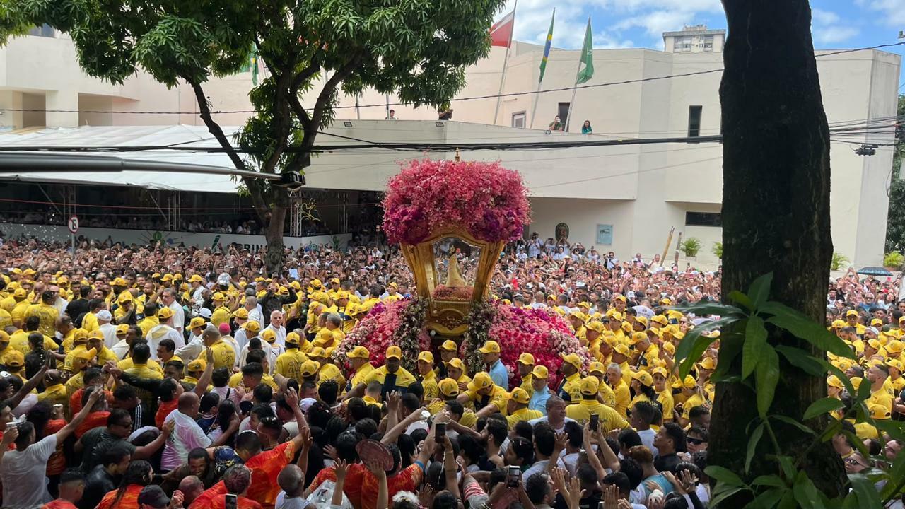 Banco da Amazônia cobre passagem da berlinda de Nossa Senhora com pétalas de rosas