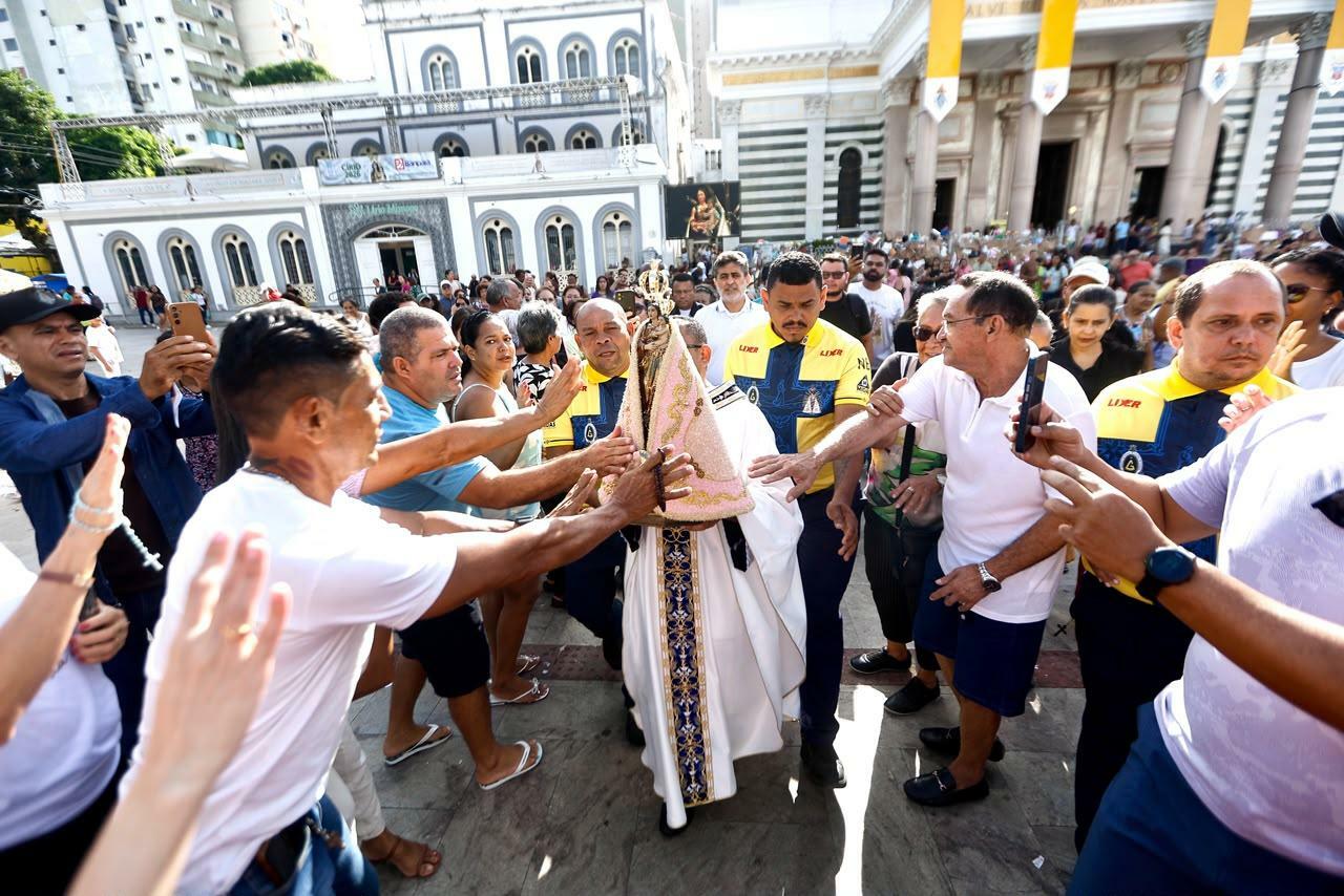 Devotos formam fila para visitar Imagem Peregrina após o Círio 2026 em Belém.
