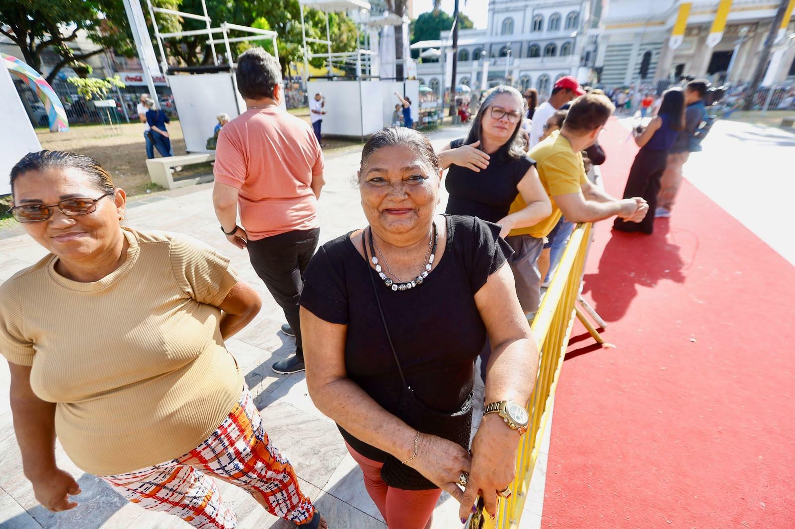Maria Francisca visita a Imagem Peregrina como uma tradição.