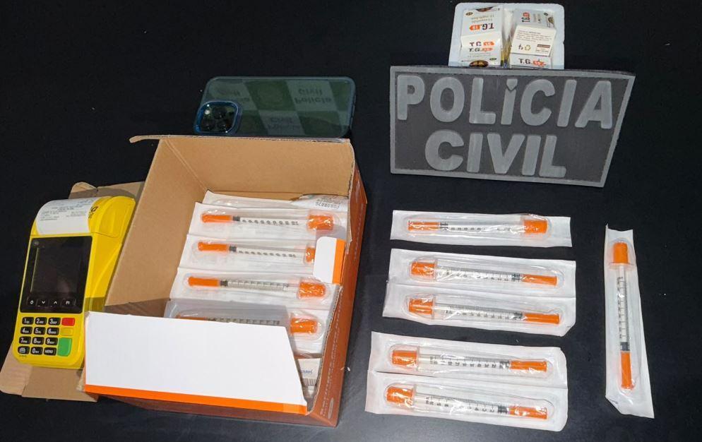 A imagem em destaque mostra o material apreendido pela polícia com a suspeita.