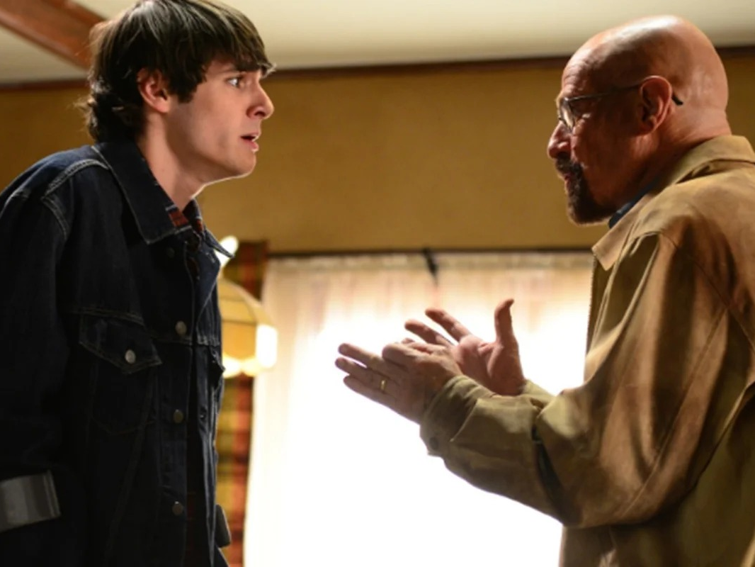 Mitte ficou conhecido por interpretar Walter White Jr., filho do protagonista Walter White