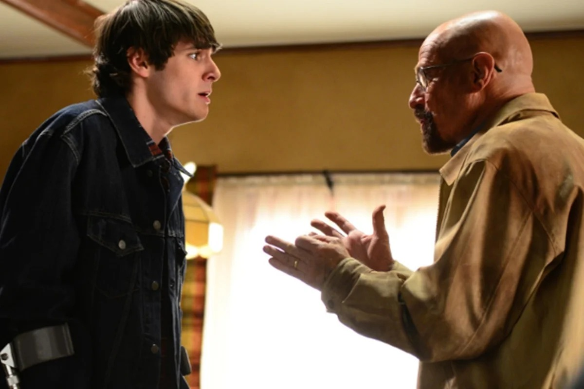 Mitte ficou conhecido por interpretar Walter White Jr., filho do protagonista Walter White