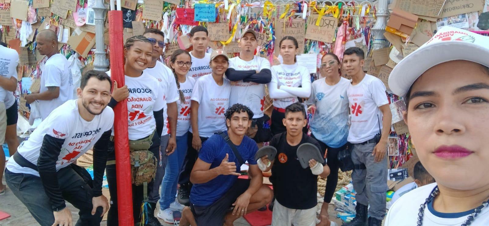 Durante a caminhada, Fabrício Corrêa recebeu atendimento de voluntários da instituição Guardião da Vida, que atua no acolhimento dos romeiros durante o Círio e a Trasladação