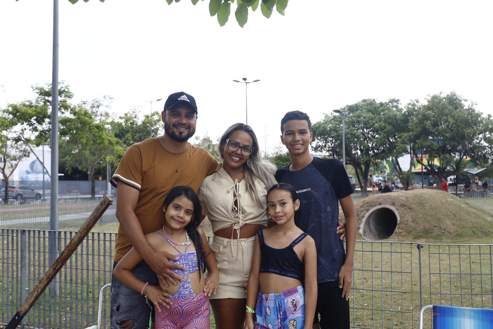Paulo Vitor Oliveira, Professor de Educação Física, ao lado da esposa da Ananda Oliveira e dos dois filhos e da sobrinha.