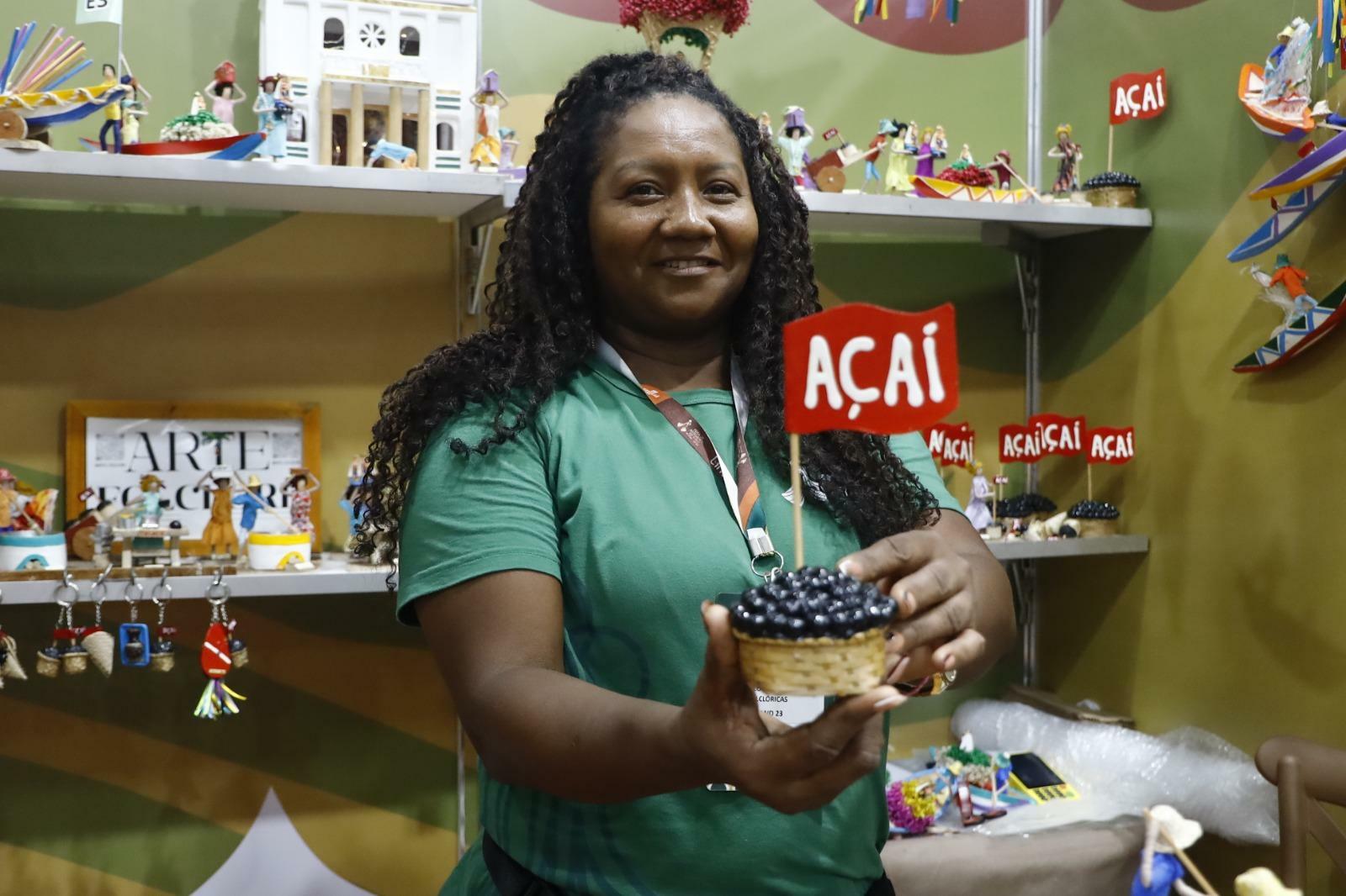 Lucineia Melo, Empreendedora e Proprietária do Arte folclore. Trabalha há 25 anos no ramo.