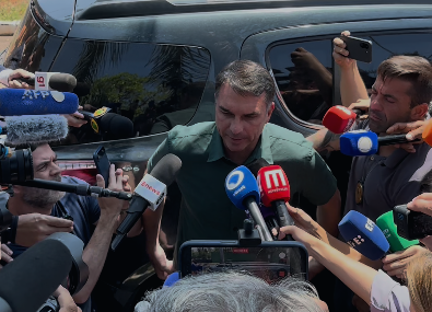 Flávio Bolsonaro após visitar o pai, o ex-presidente Jair Bolsonaro