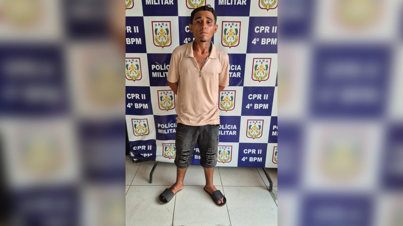 A imagem em destaque mostra o suspeito preso pela Polícia Militar.