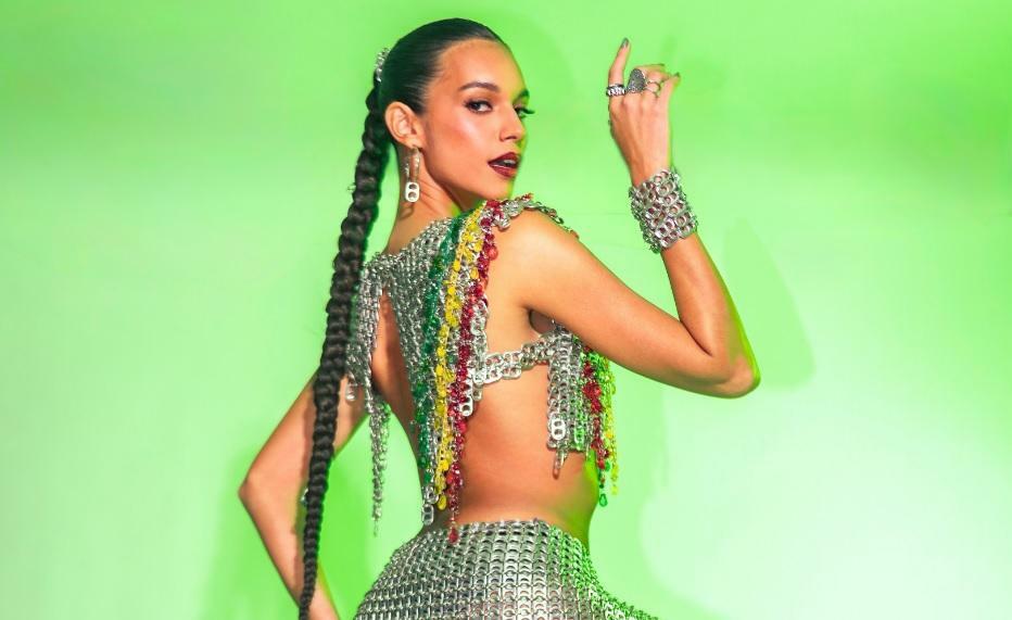 Alane Dias participa do ensaio da Grande Rio com figurino feito de anéis de alumínio