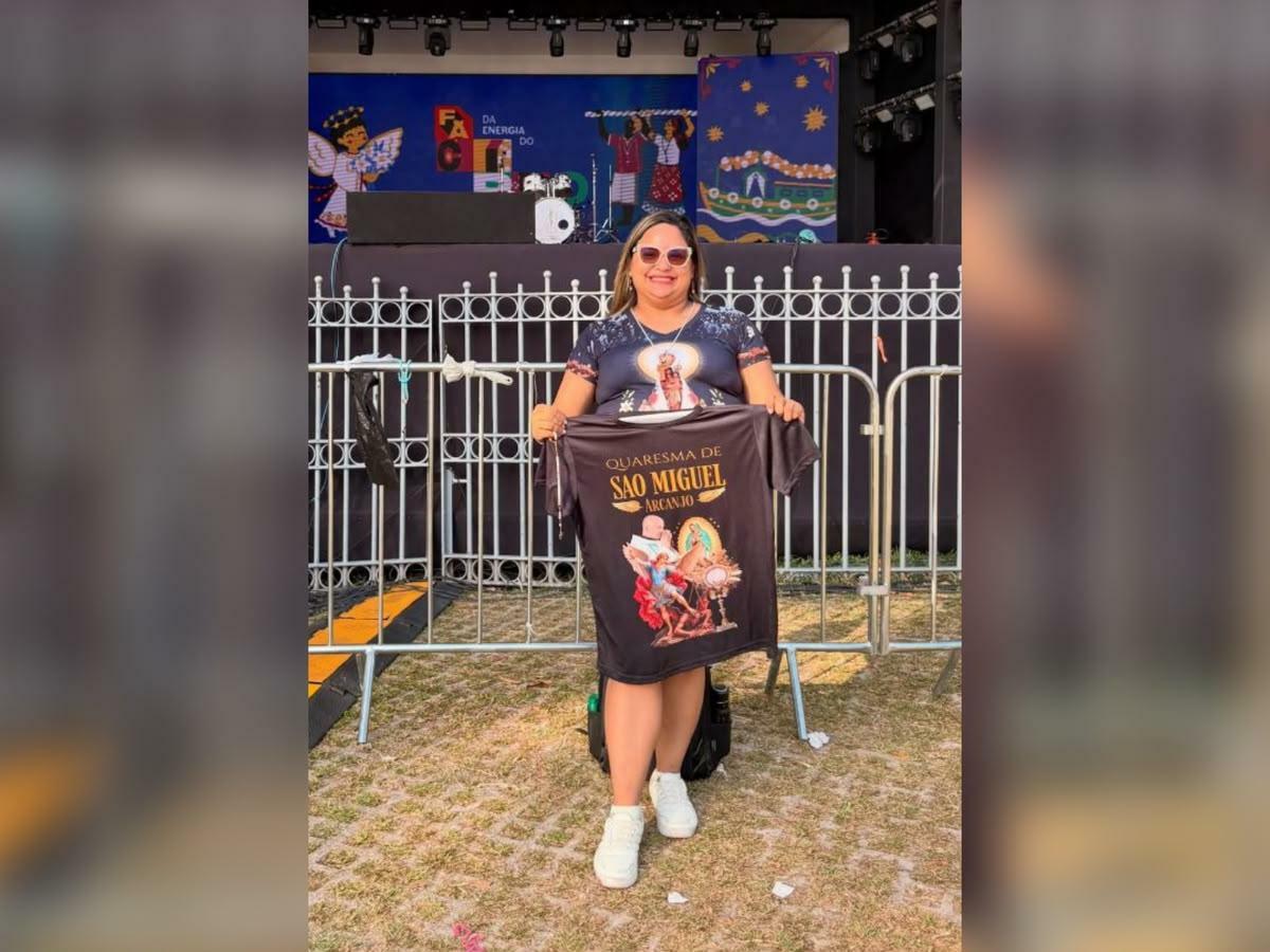 A imagem em destaque mostra Alinny Corrêa de Oliveira, a fã que chegou às 7h na Praça Santuário para o show de Frei Gilson.