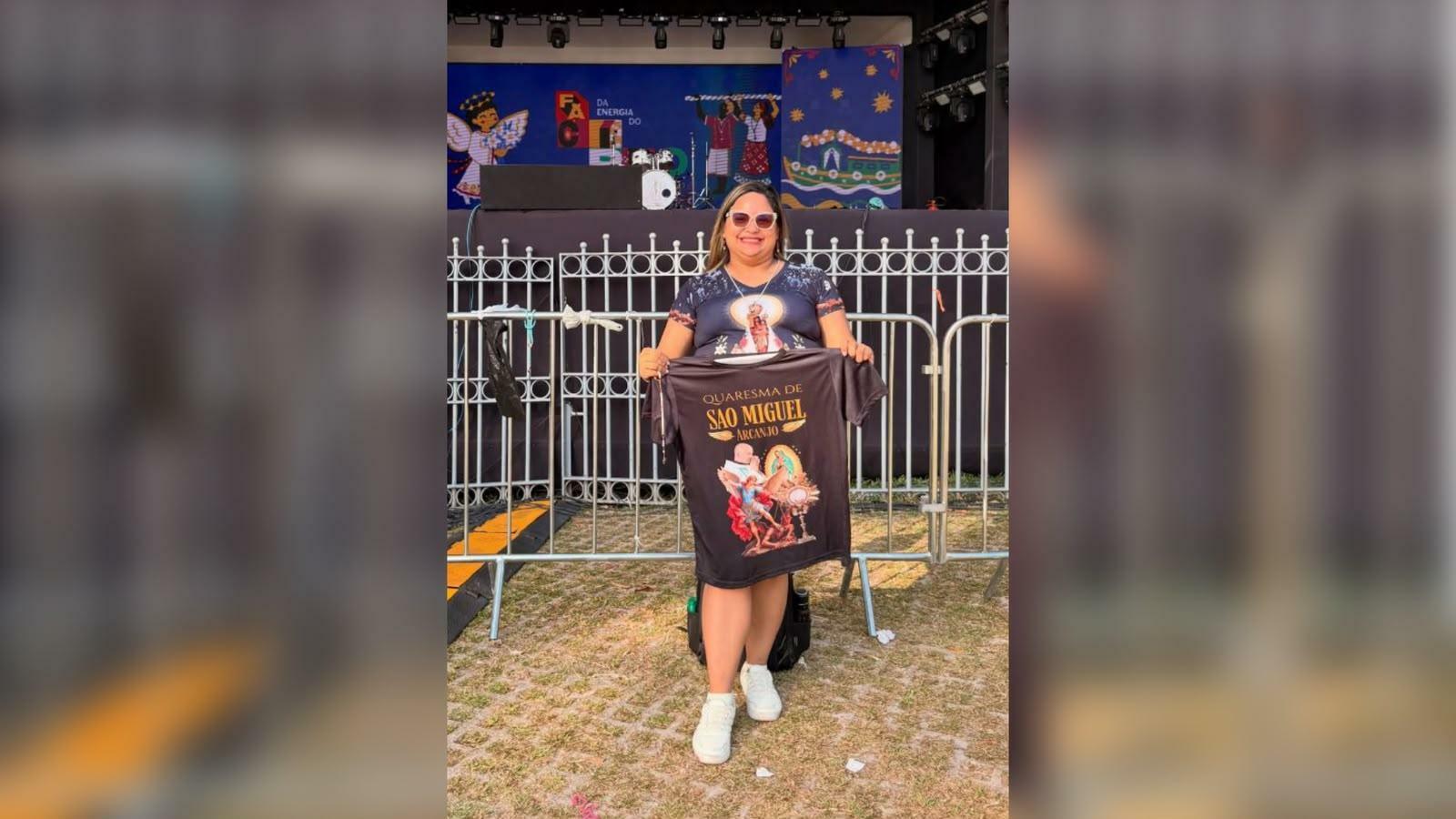 A imagem em destaque mostra Alinny Corrêa de Oliveira, a fã que chegou às 7h na Praça Santuário para o show de Frei Gilson.