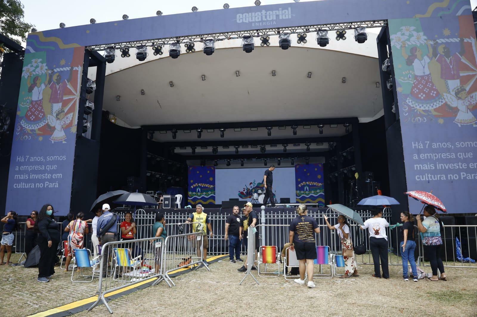 Fãs aguardam antecipadamente o show do Frei Gilson
