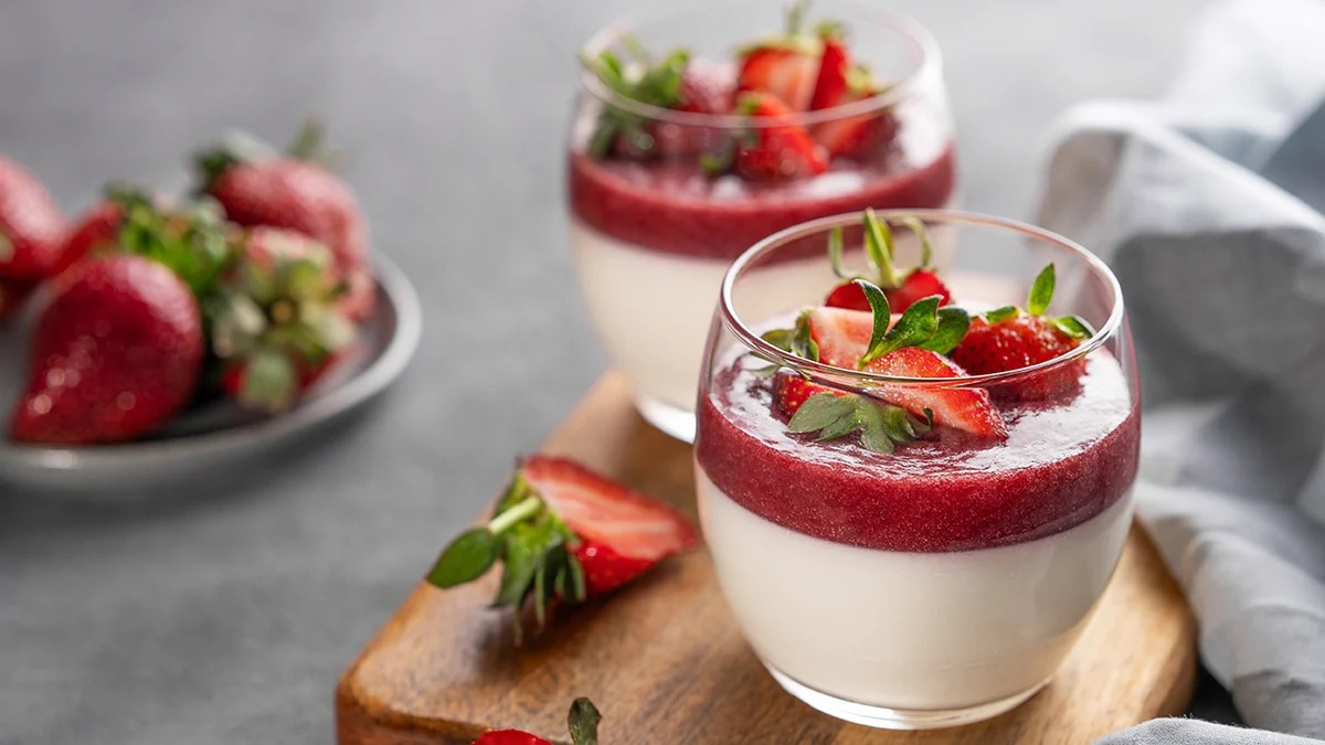 Mousse de Leite Ninho com geleia de frutas vermelhas