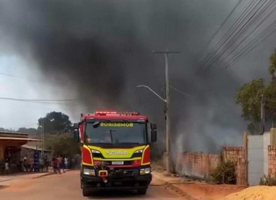 Incêndio atingiu bairro Jutaí, de Santarém, nesta quarta-feira (14).
