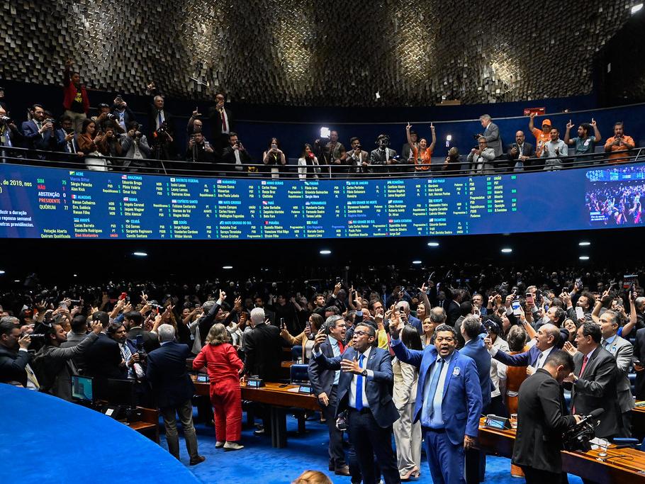 Senado aprova fim da escala 6x1 e redução da jornada de trabalho