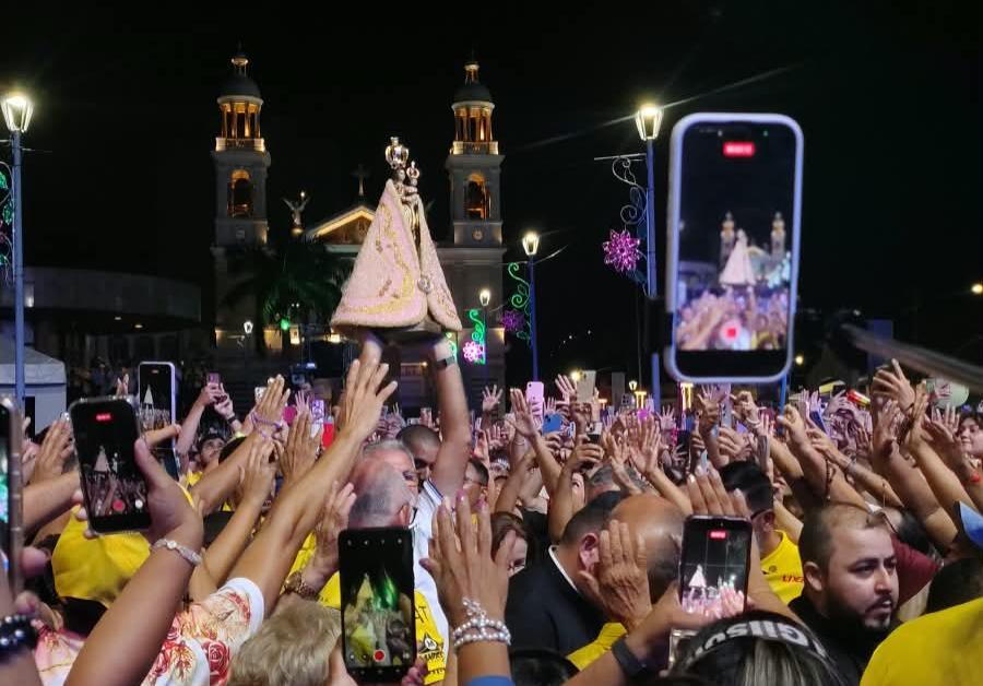 Imagem de Nossa Senhora de Nazaré durante o Círio Musical. (Carmem Helena/O Liberal)