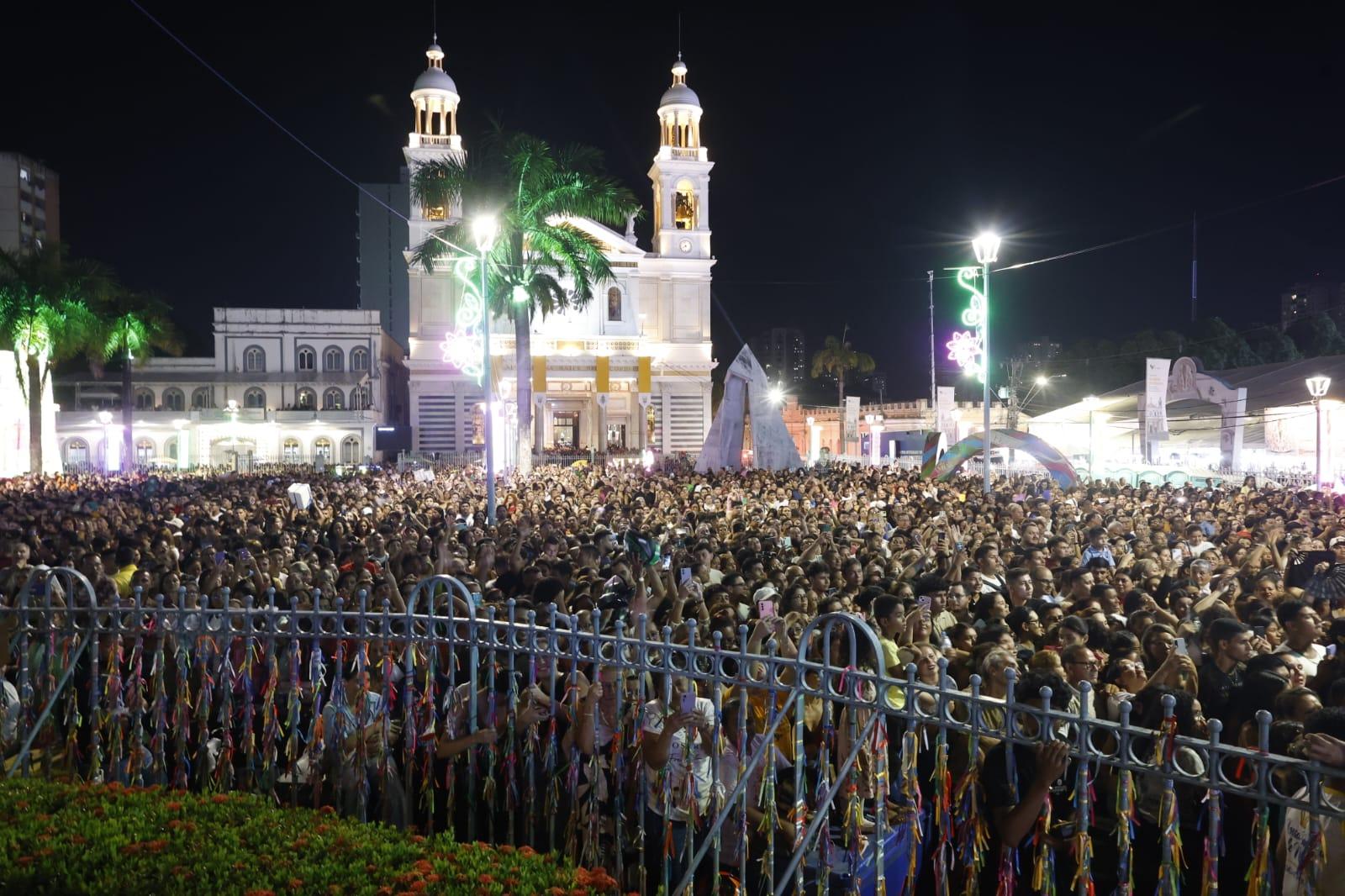 Praça Santuário lotada de fãs e fiéis para o show do Frei Gilson.