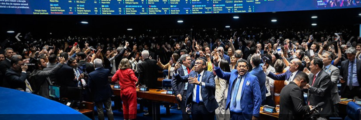 Senado aprova a PEC do fim da jornada 6x1 que altera a Constituição para diminuir as horas de trabalho semanais de 44 para 40 horas