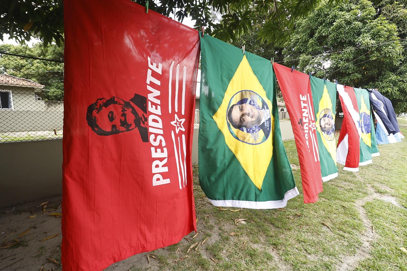 Bandeiras de Lula e Flávio em venda de rua em Belém.