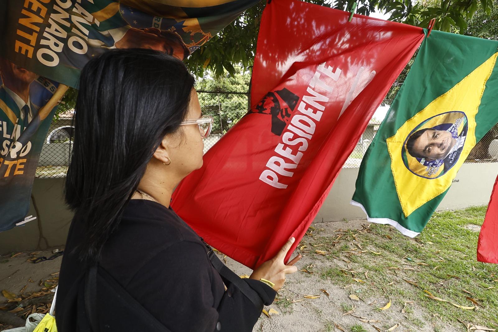 Hingrid Mayla, agente administrativa. Ela compra bandeiras do Lula para o 2° turno das eleições.