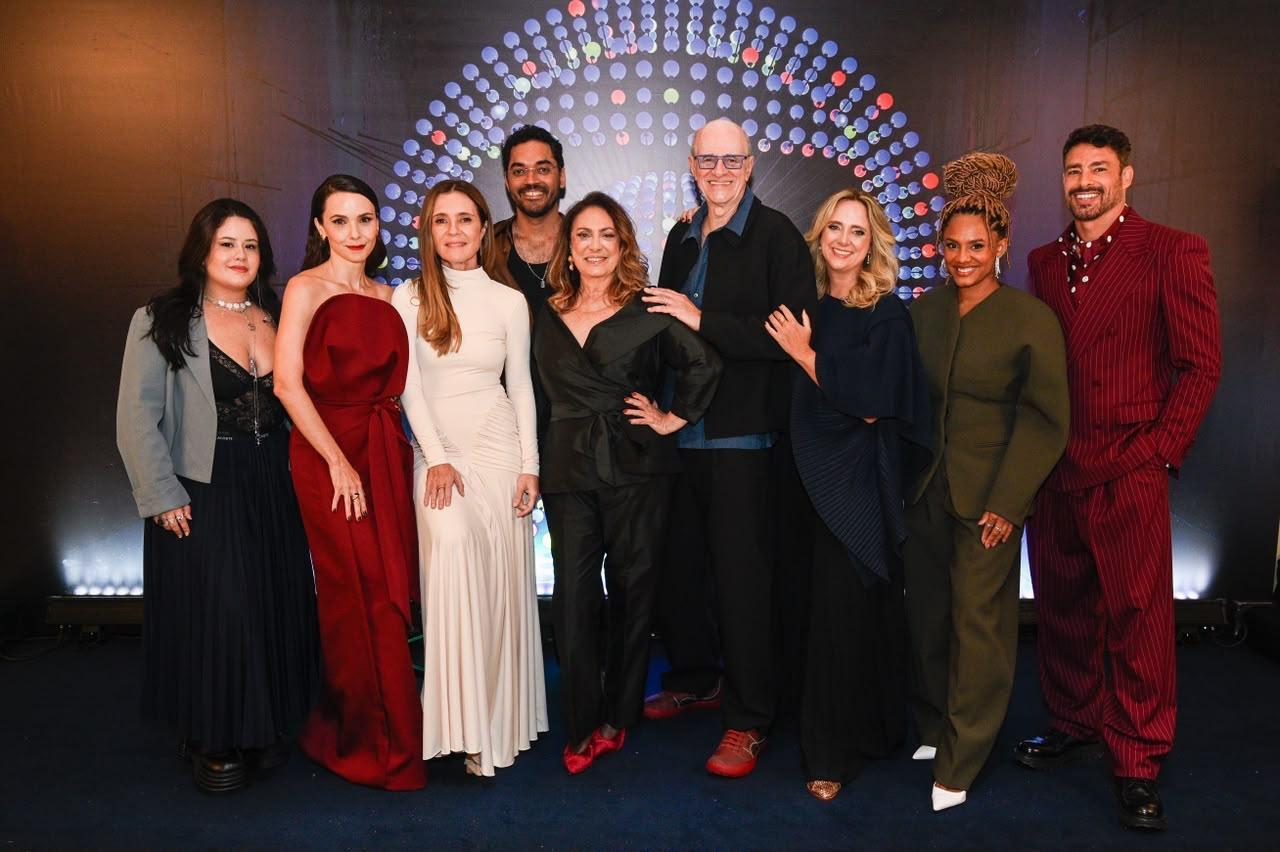 Parte do elenco de Avenida Brasil 2