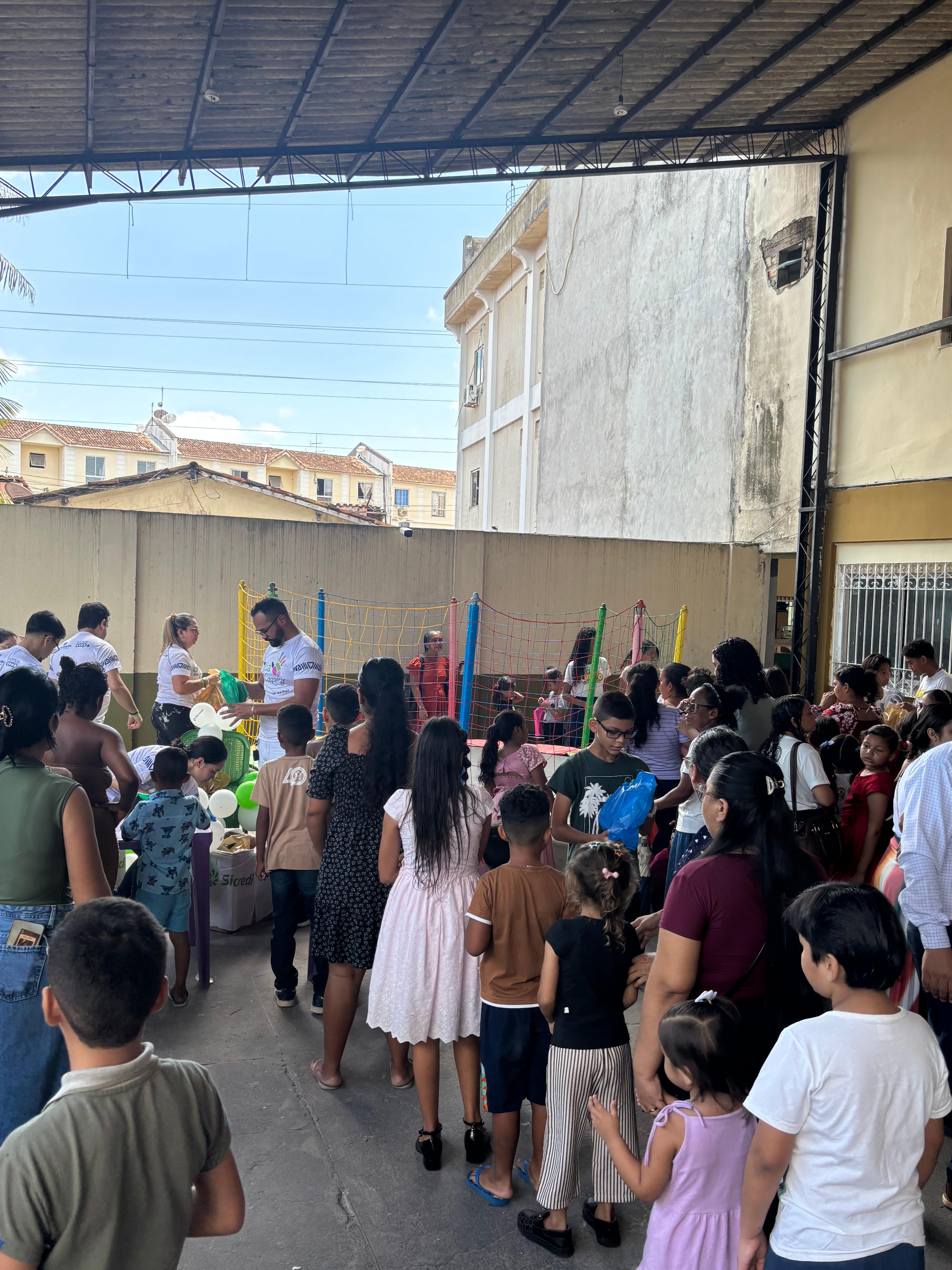Além da doação de brinquedos, a programação incluiu a entrega de lanches e organização de brincadeiras, incluindo pula-pula