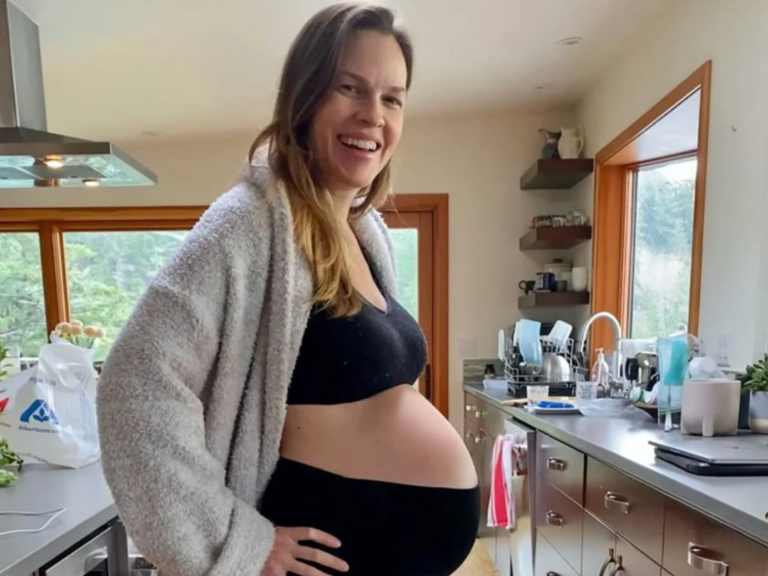 Vencedora de dois Oscars, Hilary Swank anuncia gravidez do terceiro filho aos 52 anos