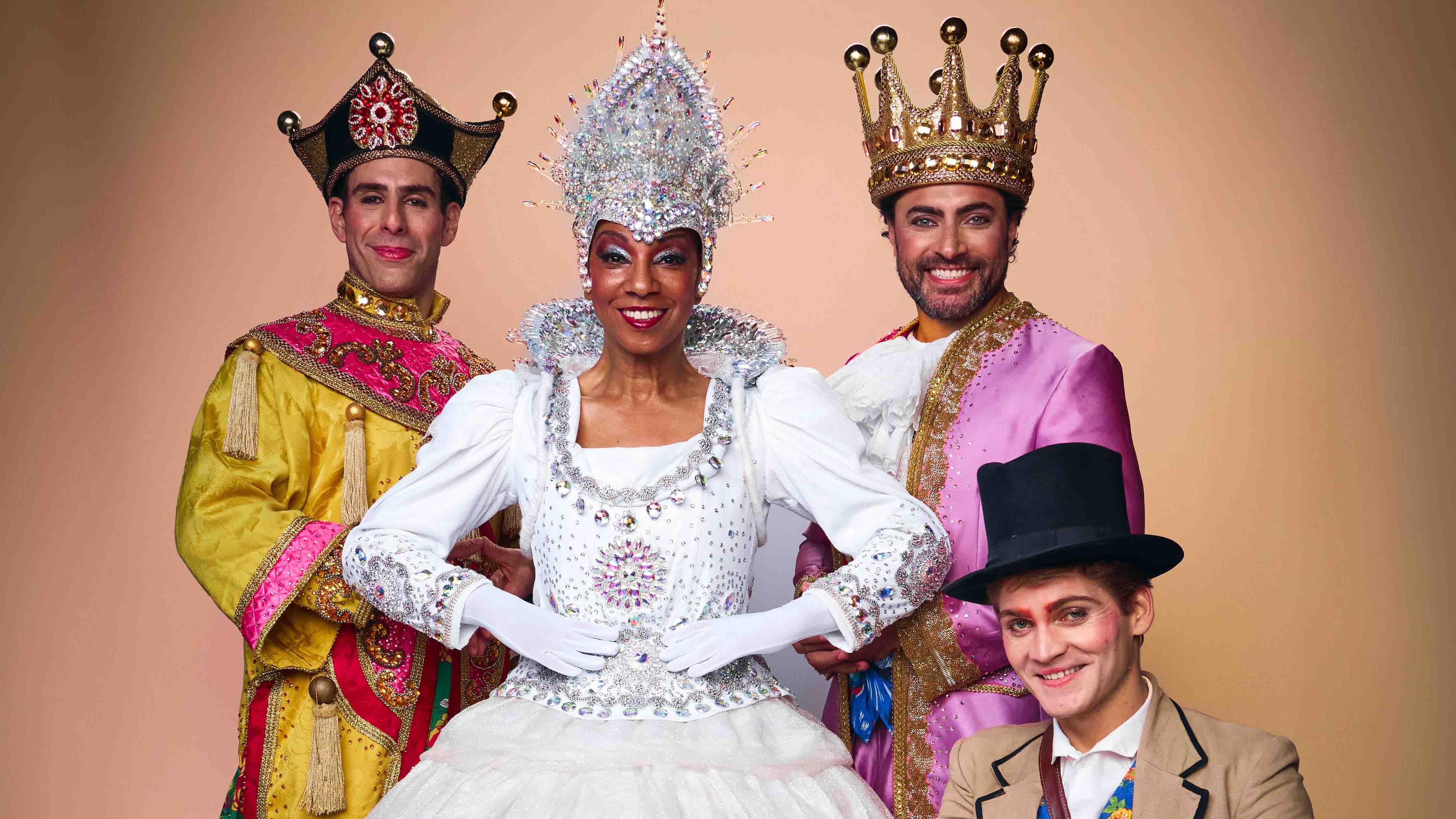 João Attuy como o Imperador Sábio, Adriana Lessa como a Rainha da Neve, Carlo Porto como o Rei Vaidoso e Guilherme Carvalho como Andersen