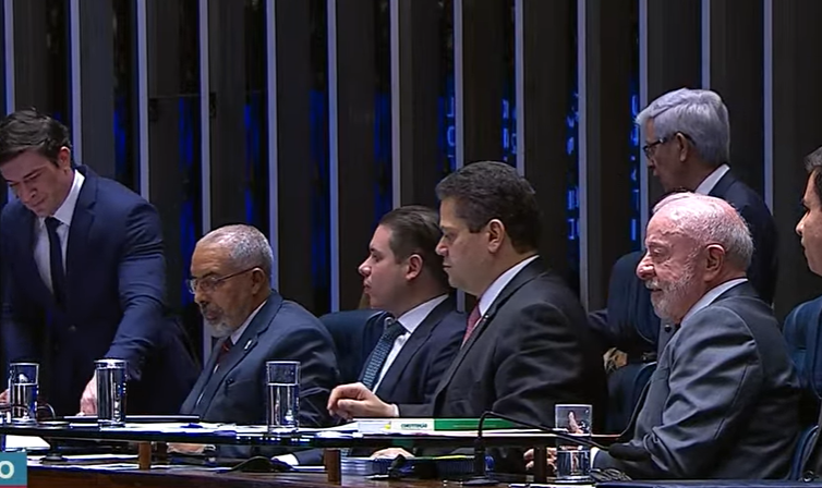 Hugo Motta, Davi Alcolumbre e presidente Lula durante a promulgação do fim da escala 6x1