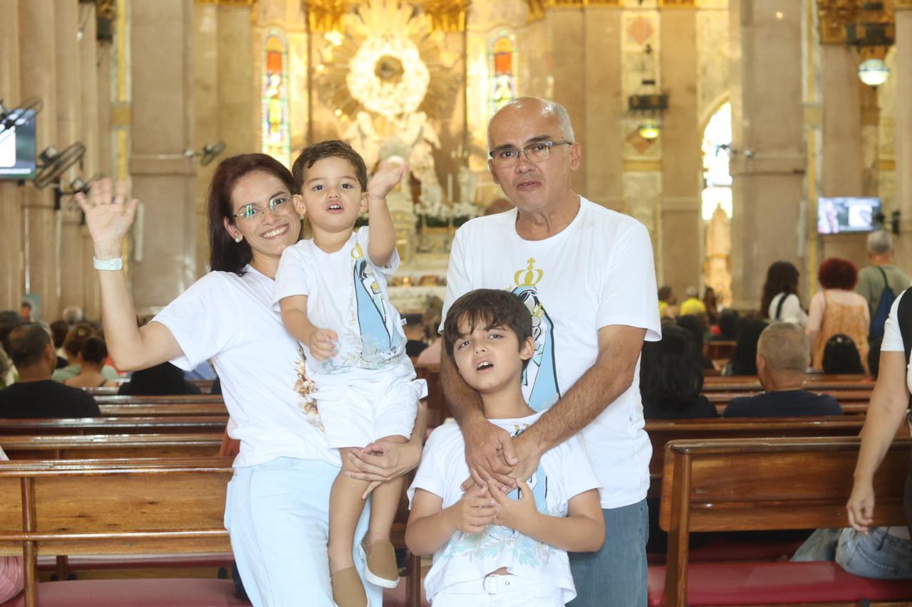 Roberta com o caçula, Pedro, nos braços, ao lado do marido, Fernando, e do filho mais velho, Fernandinho