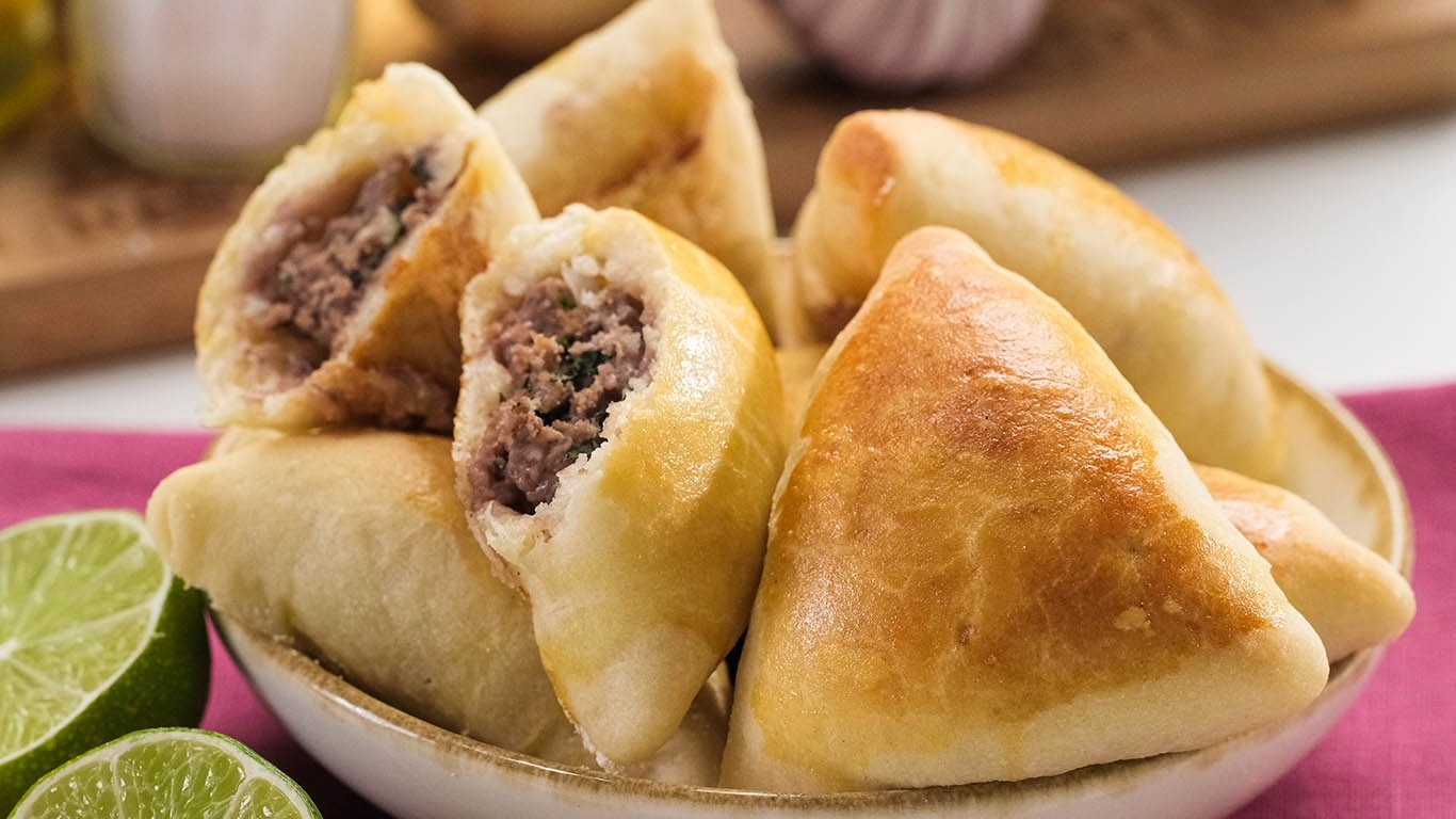Esfirra fechada com carne moída