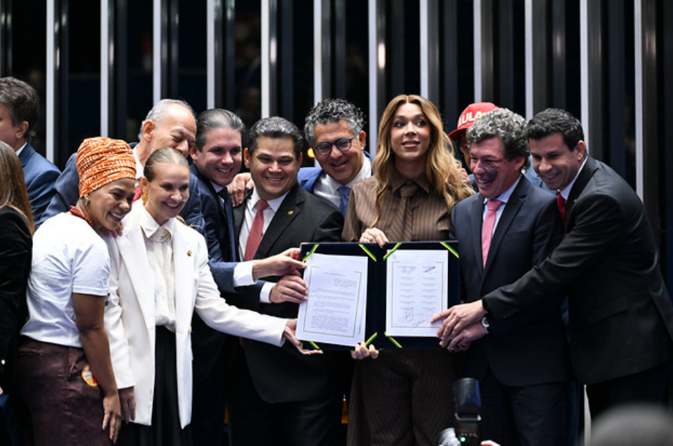 Plenário do Senado Federal durante sessão solene destinada à promulgação das Emendas Constitucionais nos. 140 e 141 de 2026, referentes, respectivamente, à Proposta de Emenda à Constituição nº 14 de 2021, que "altera os arts. 40, 198 e 201 da Constituição Federal para estabelecer o direito à aposentadoria diferenciada aos agentes comunitários de saúde e aos agentes de combate às endemias, bem como para determinar a regularização do vínculo funcional desses agentes; e dá outras providências"; e à Proposta de Emenda à Constituição nº 221 de 2019, que "altera o art. 7º da Constituição Federal para reduzir a duração máxima semanal do trabalho e prever 2 (dois) dias de repouso semanal remunerado, sem qualquer redução salarial".