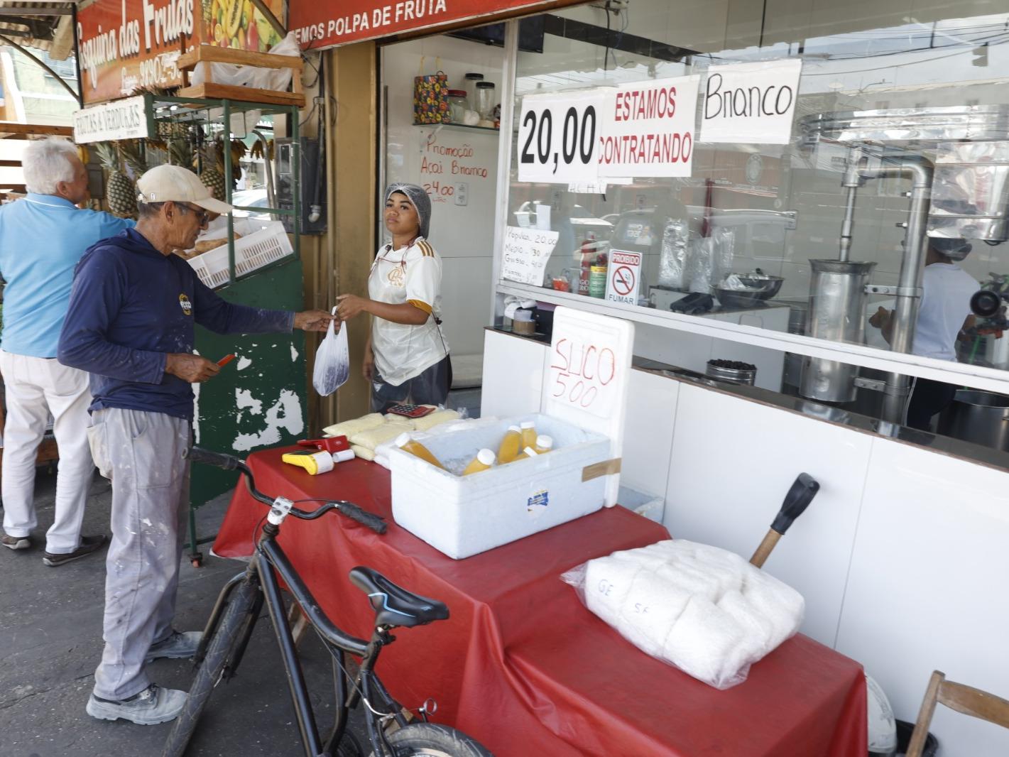 Venda de açaí na Feira da 25 de Setembro, em Belém
