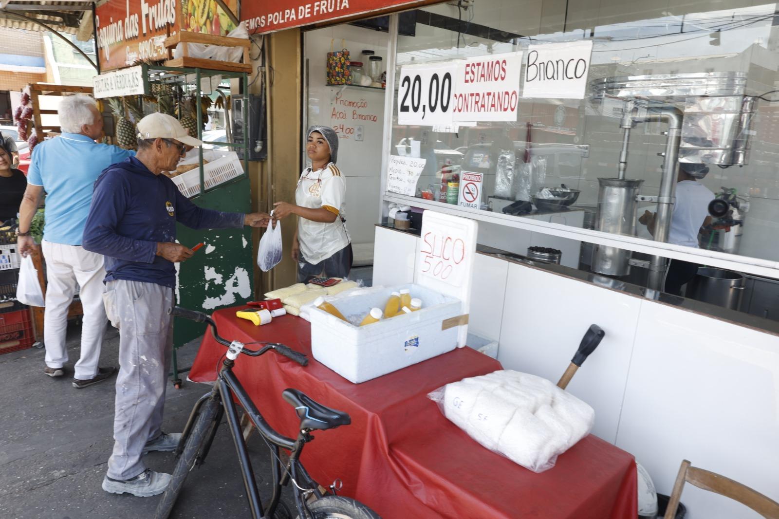 Venda de açaí na Feira da 25 de Setembro, em Belém